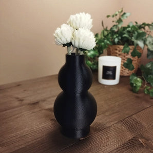 Modern vas med två eleganta kurvor