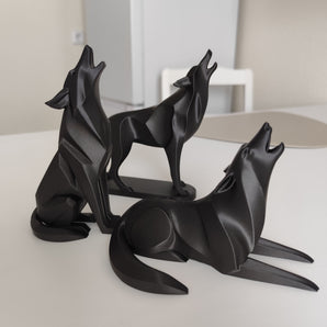Minimalistisk skulptur av liggande ylande varg
