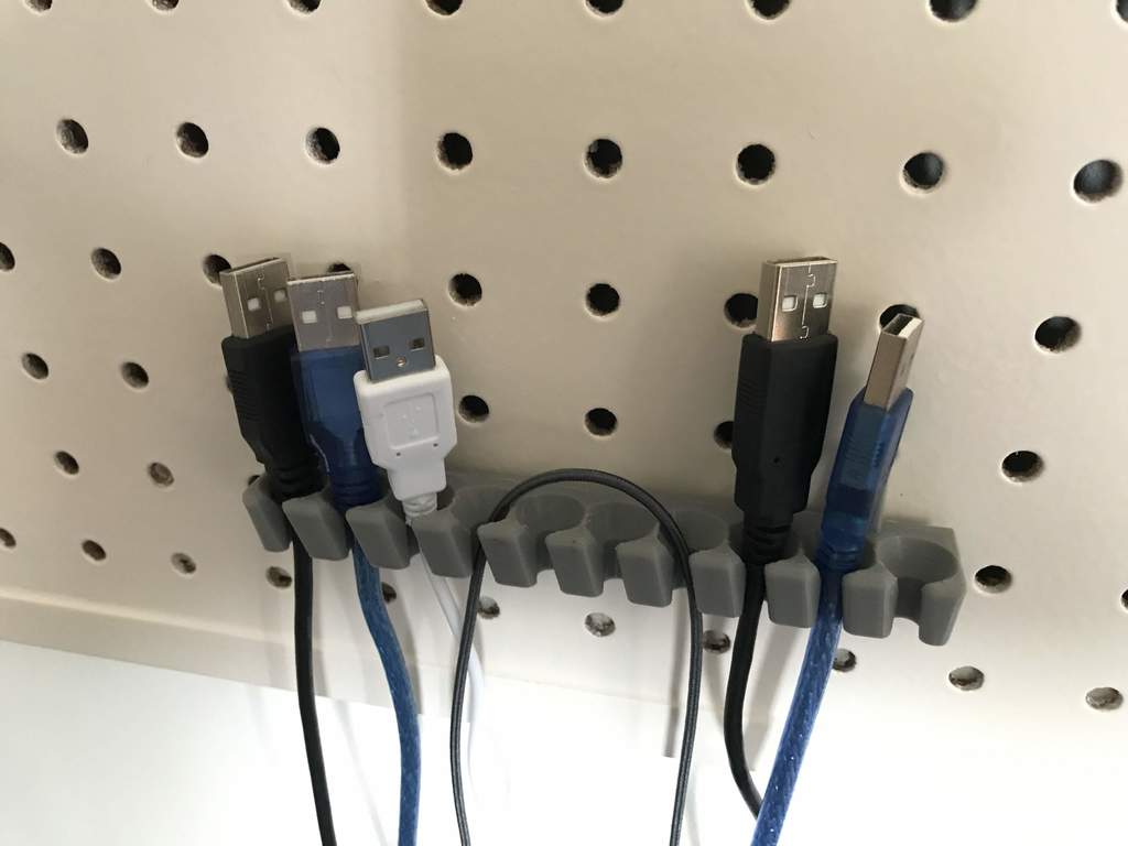 USB-kabelhållare för pegboard