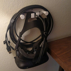 Väggfäste för VR-headset med kabelförvaring