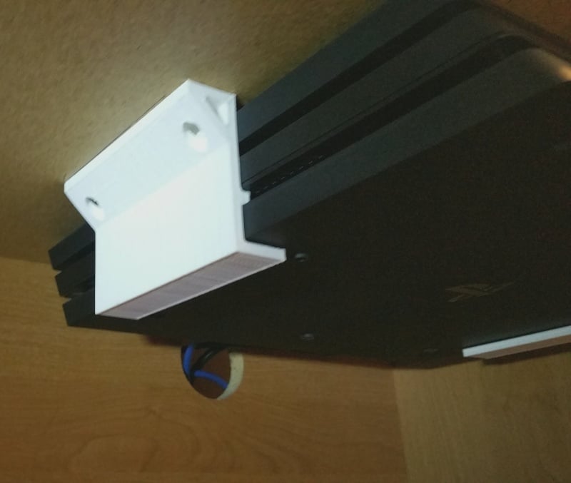 PS4 Pro Montering under bord