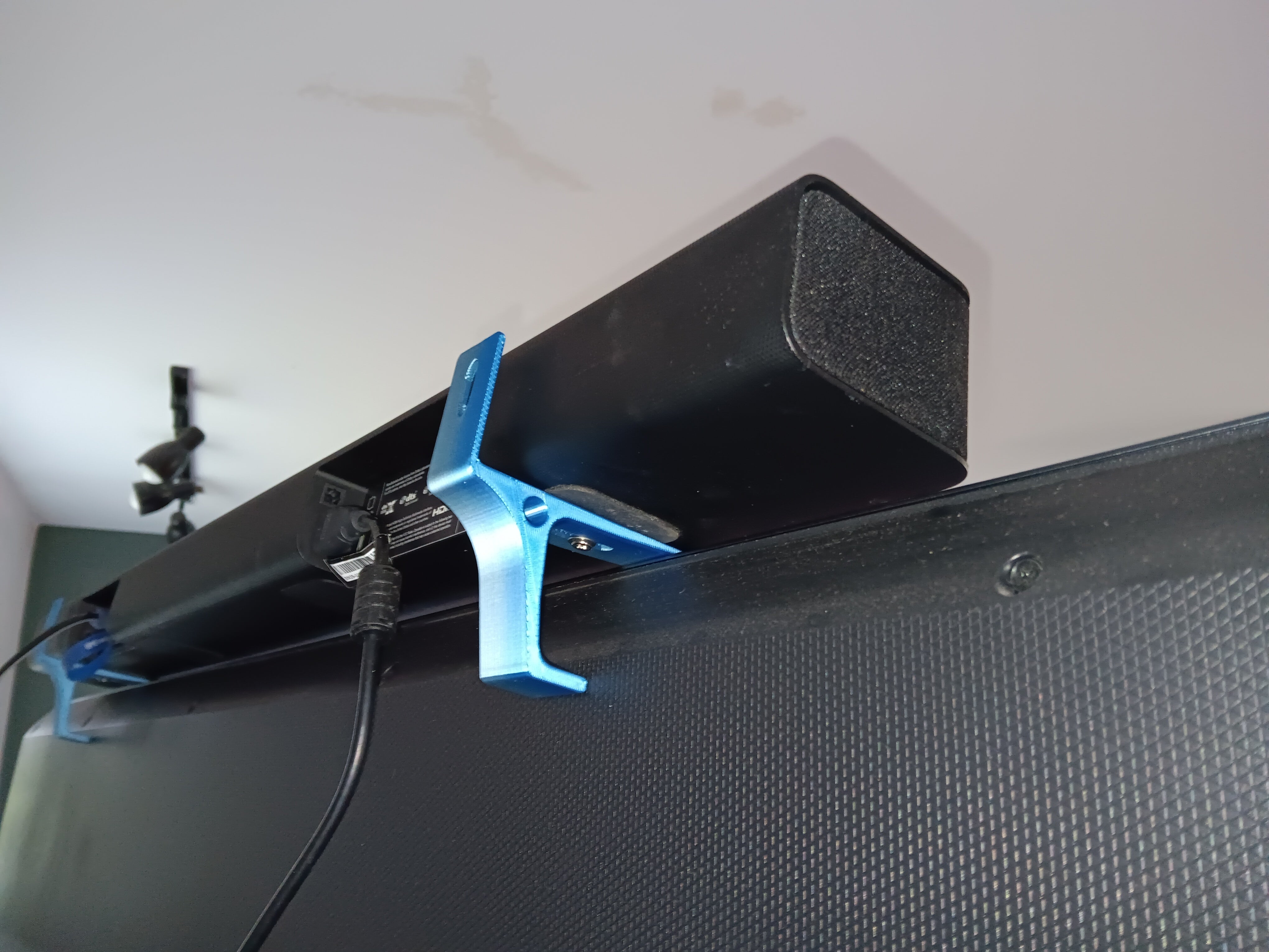 Universellt monteringsfäste för soundbar-ljudpaneler på toppen