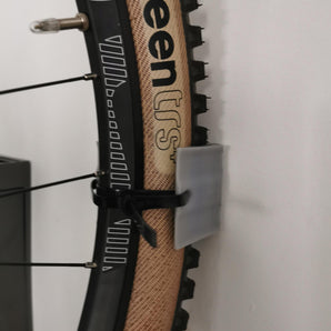 Robust väggfäste för mountainbike med 2,35 däck