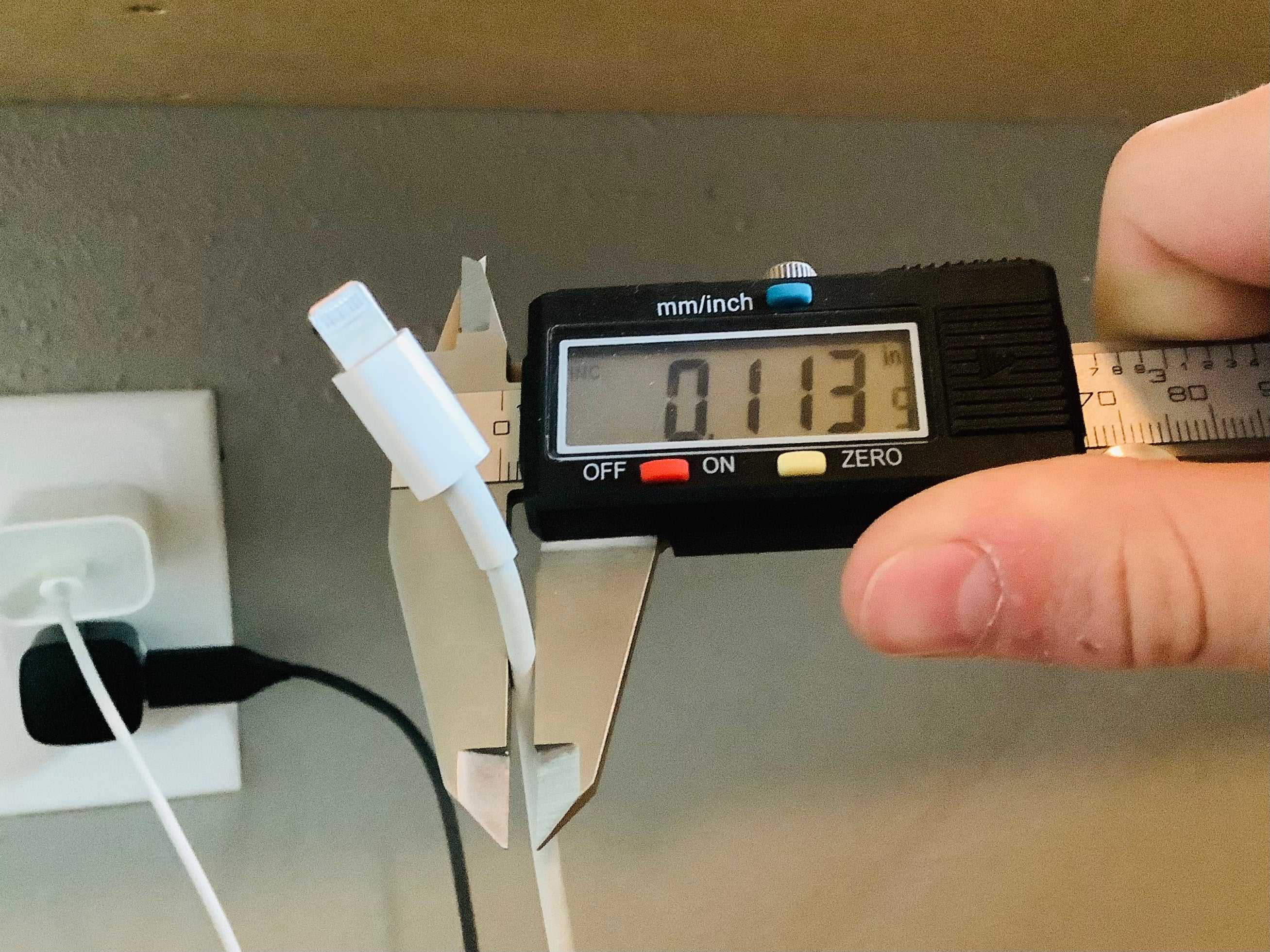 Kabelklämmor för organiserade skrivbord och hyllor