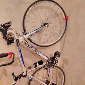 Platsbesparande vertikal cykelställ