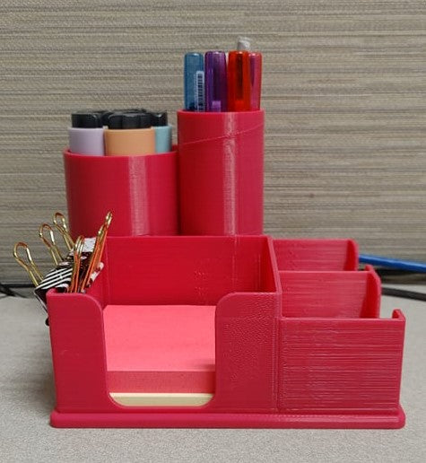 Skrivbordsupplägg för förvaring av Post-It-lappar och pennor