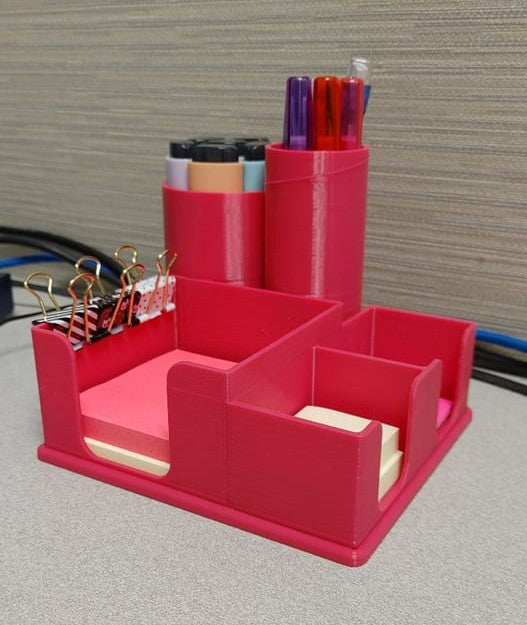 Skrivbordsupplägg för förvaring av Post-It-lappar och pennor