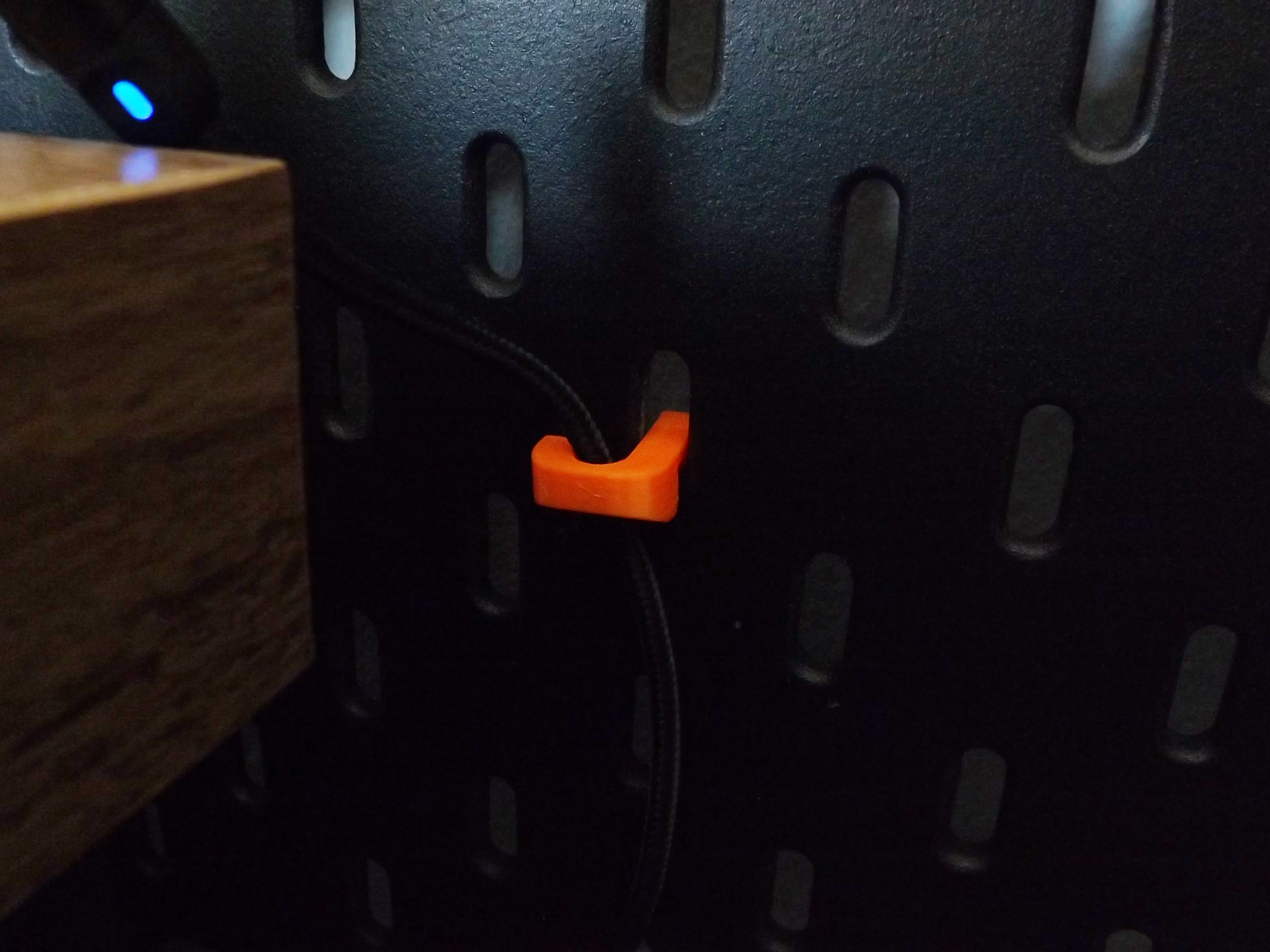 SKADIS kabelklämma - Effektiv kabelorganisation för pegboard