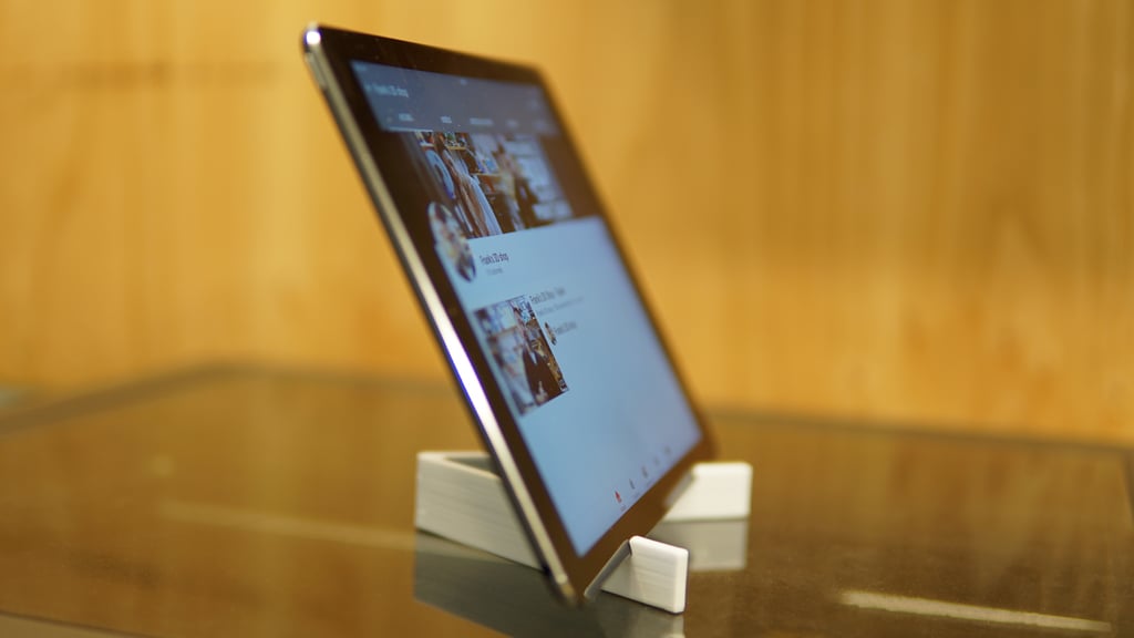Bärbart iPad-ställ med funktionellt gångjärn