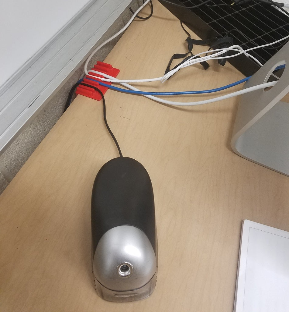 Praktisk kabelhållare för skrivbord