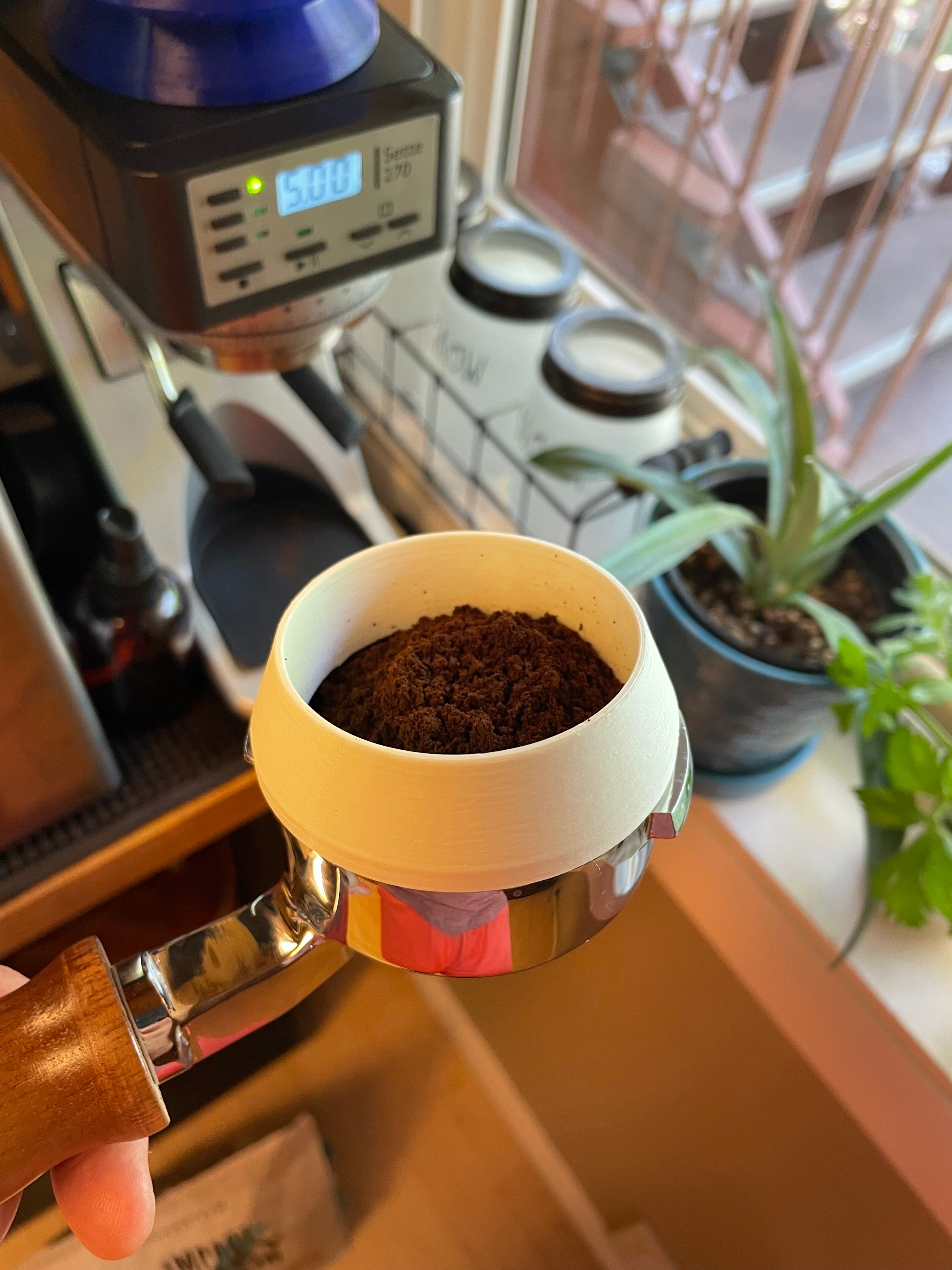 Magnetisk portafilter doseringstratt