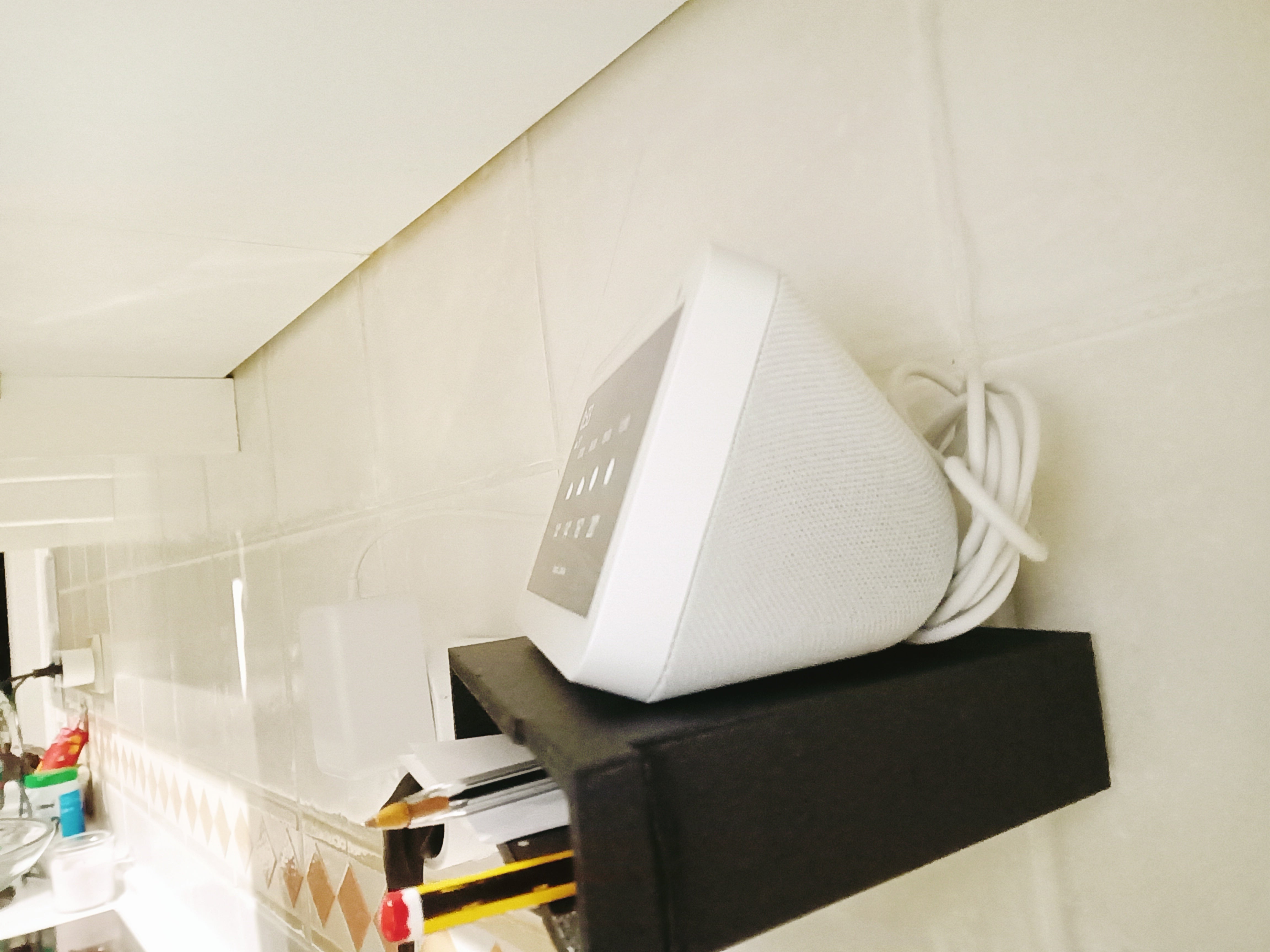 Platsbesparande väggfäste för Amazon Echo Show