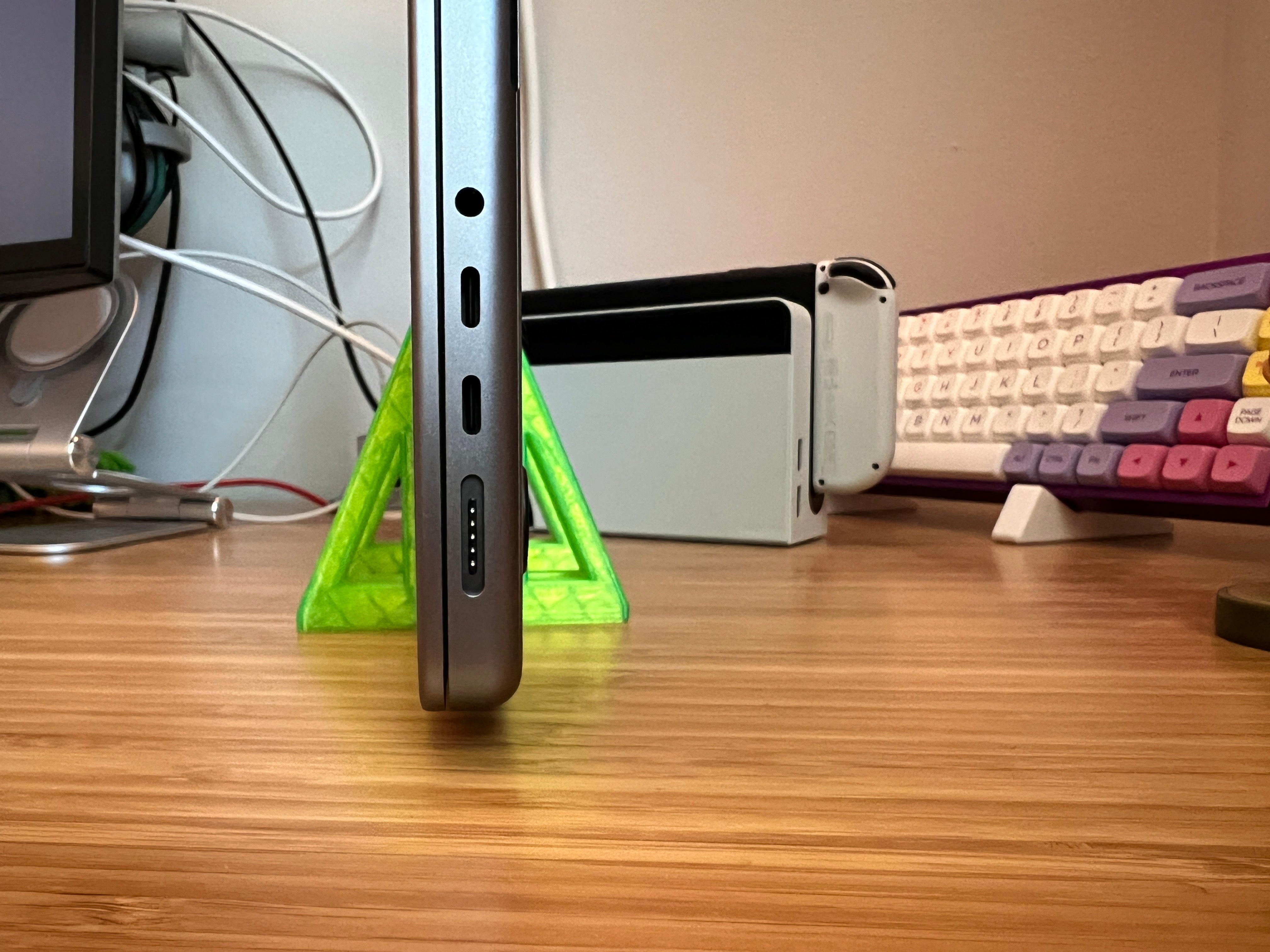 Vertikalt stativ för Macbook Pro 14"