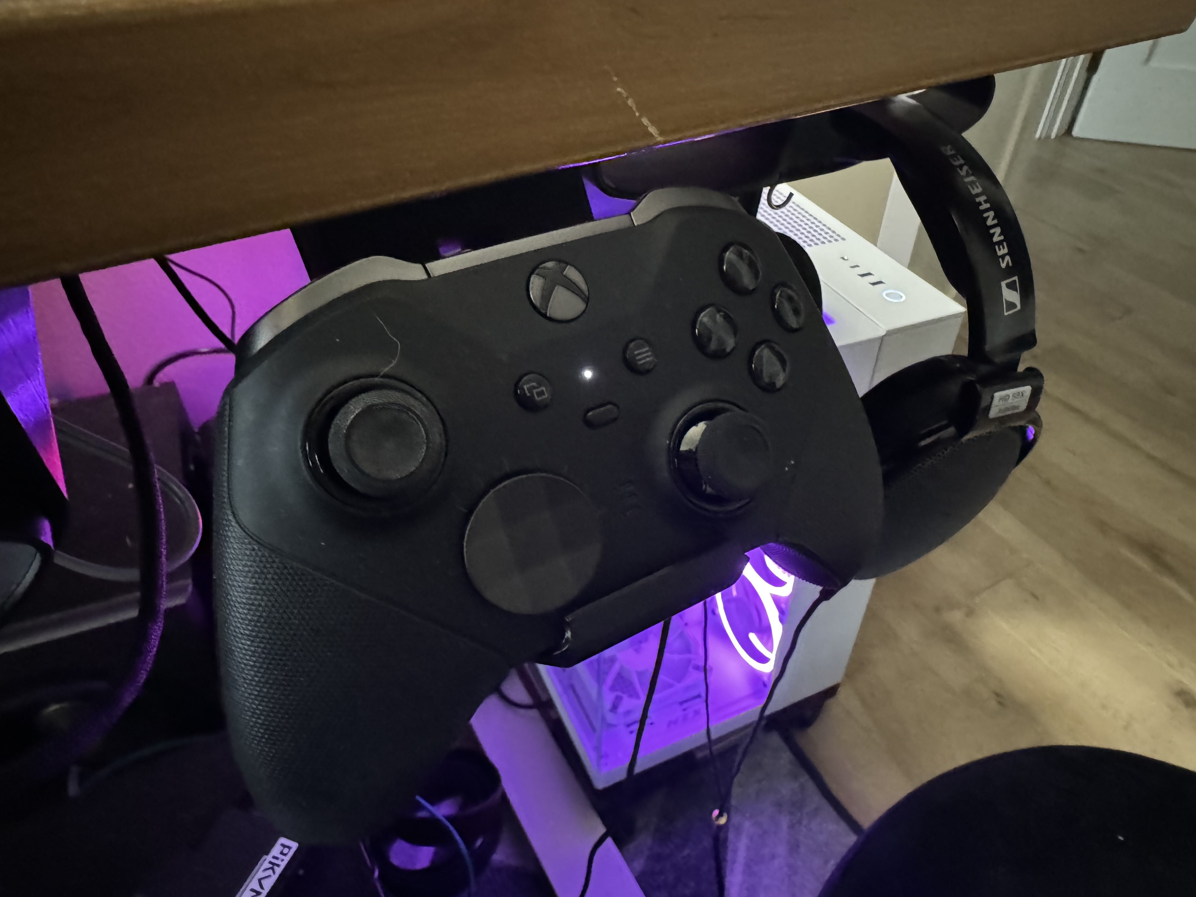 Xbox Elite Controller under skrivbordsladdningsfäste
