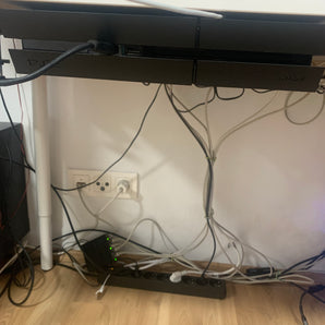PS4-system för montering under skrivbordet