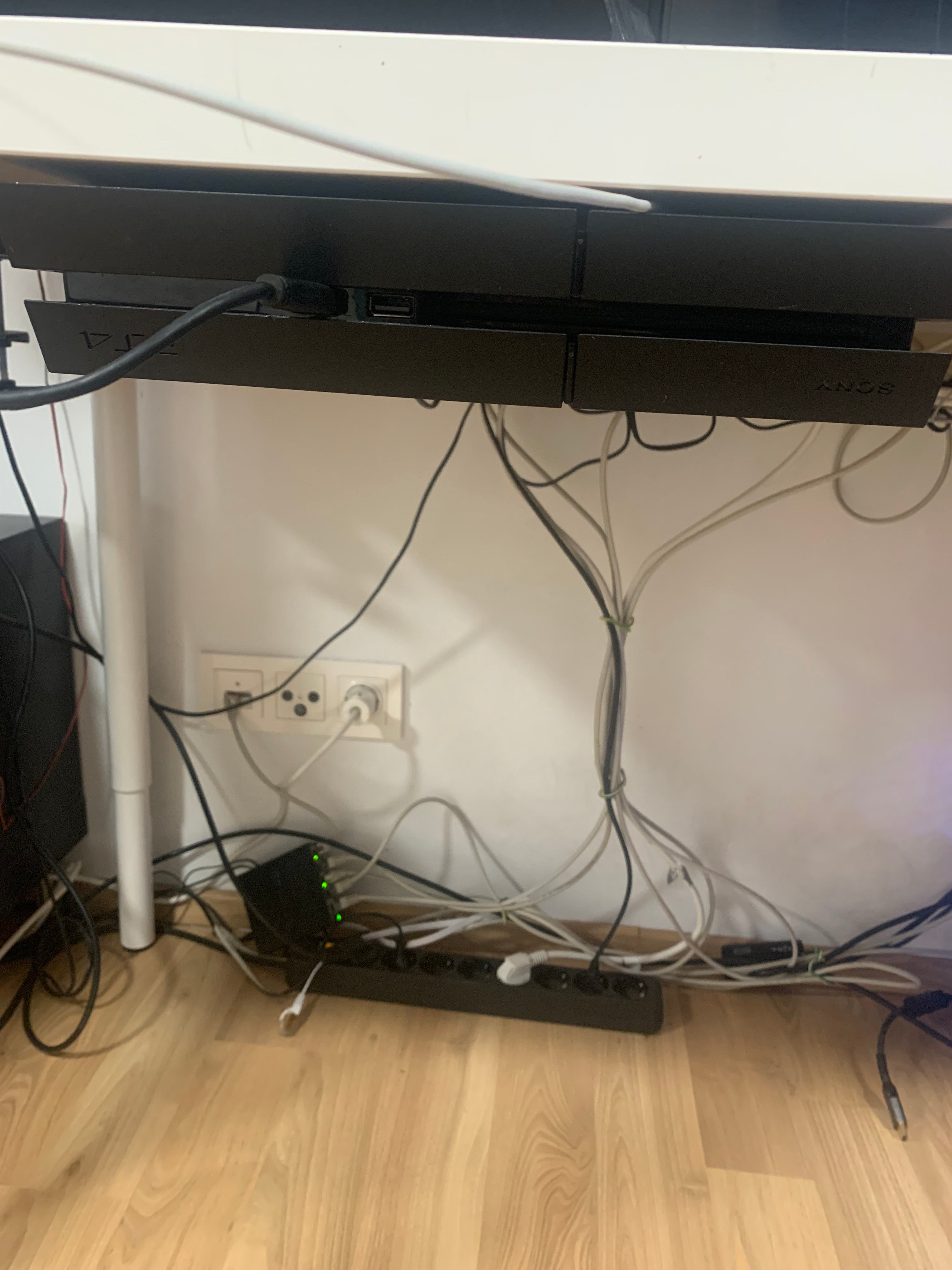 PS4 monteringssystem under skrivbordet