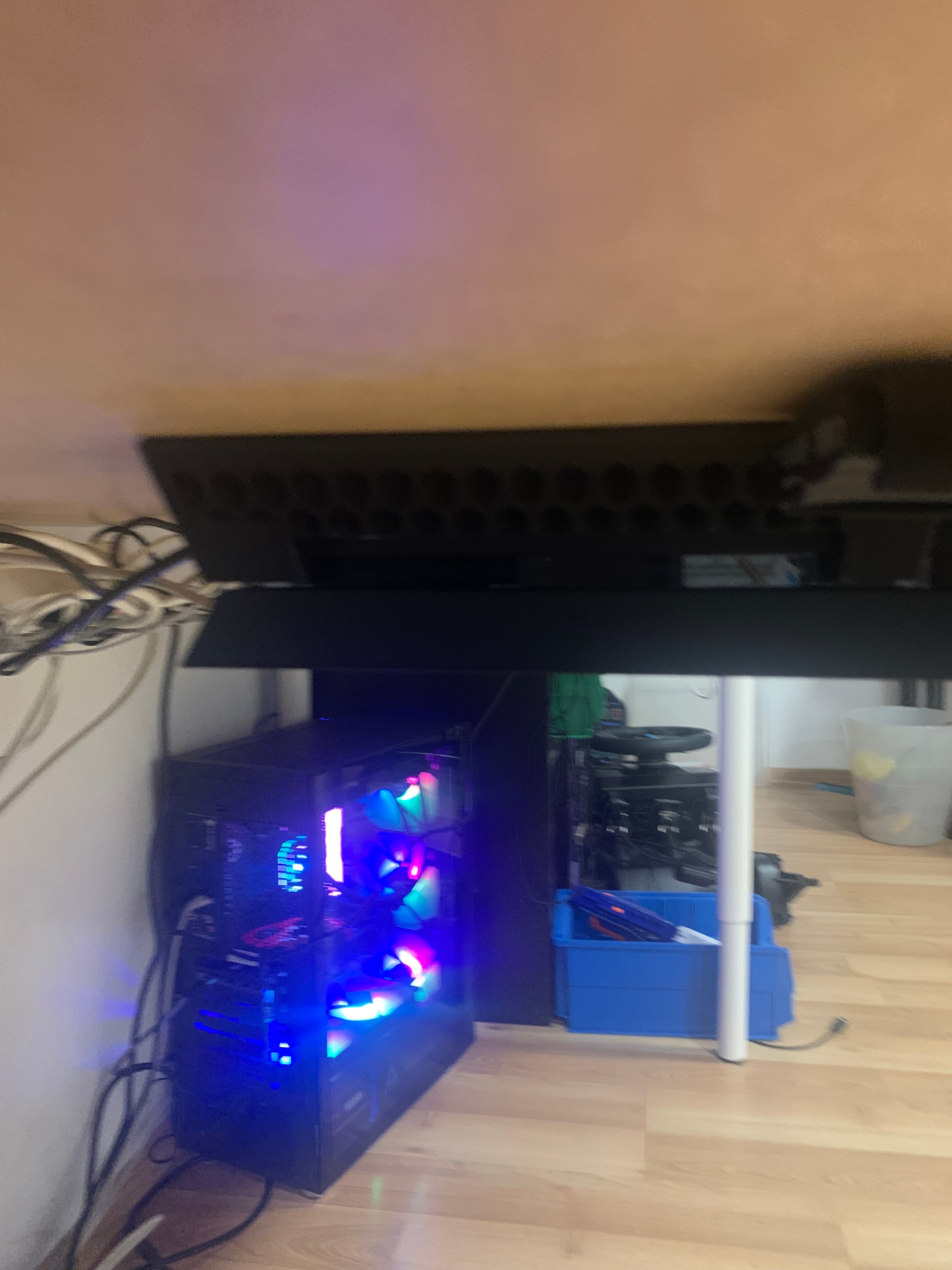 PS4 monteringssystem under skrivbordet