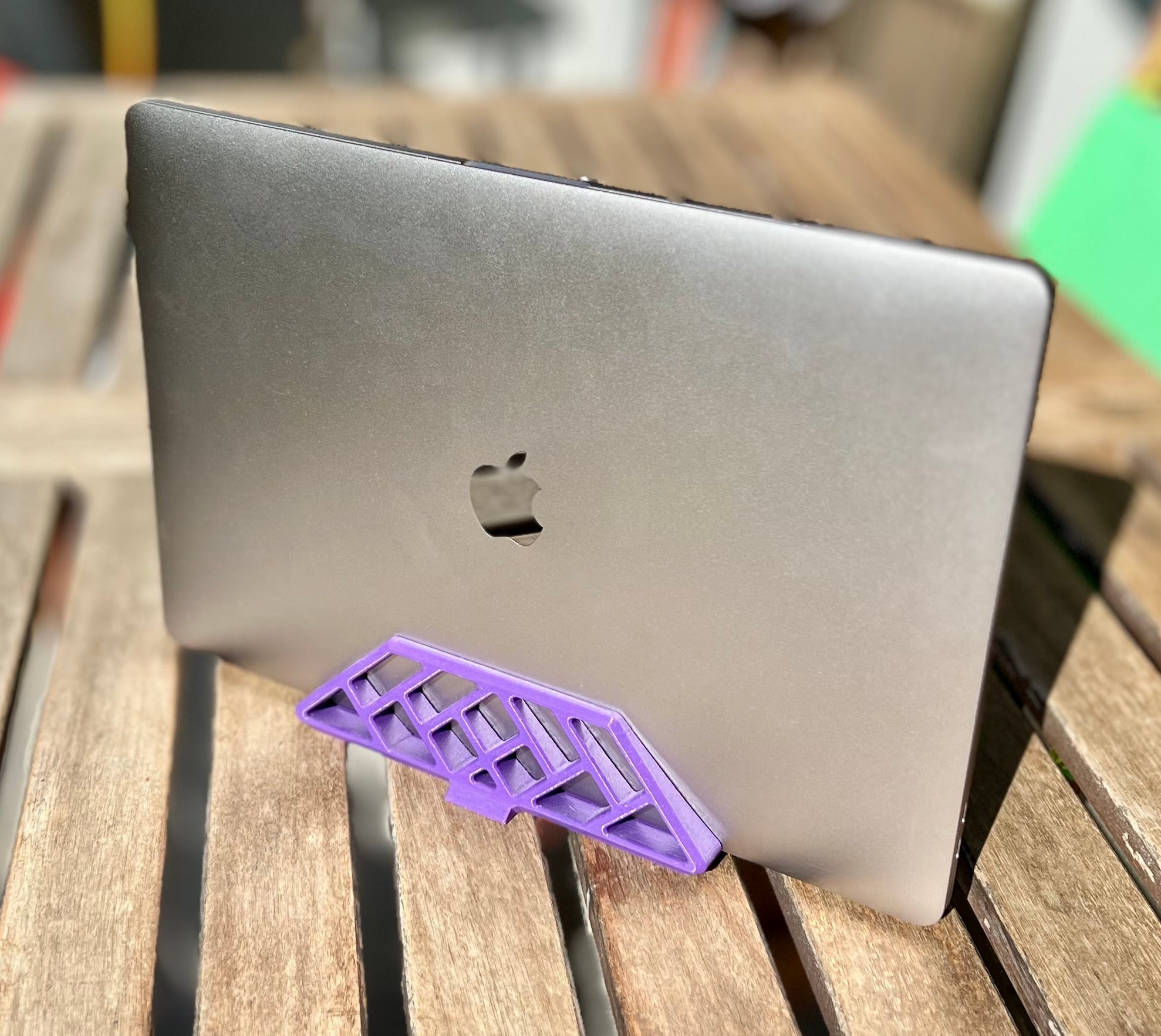 Skrivbordsställ för MacBook Pro (TouchBar) i Clamshell-läge