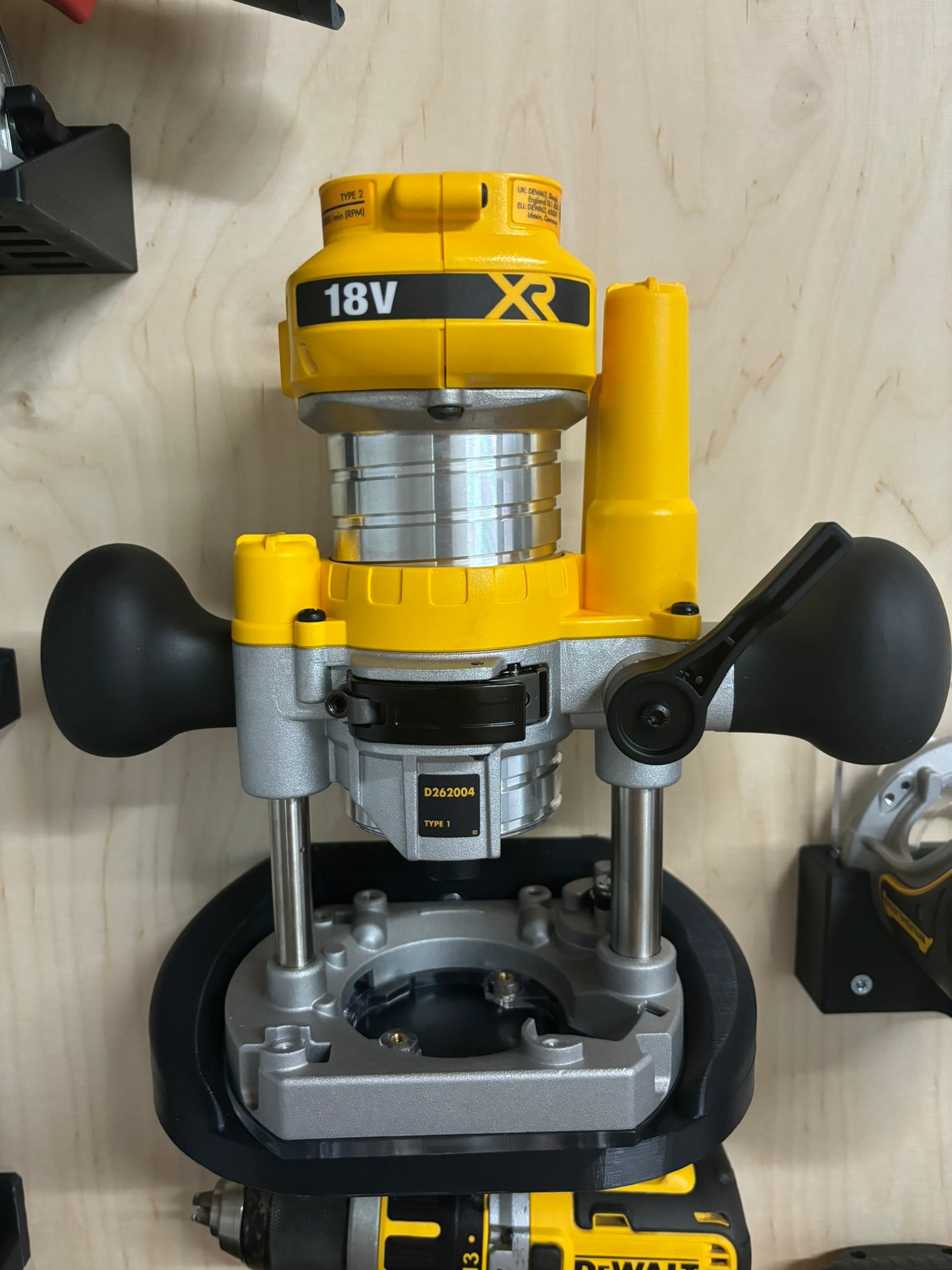 Grimma för Dewalt Combi Router DCW604NT - Väggmonteringslösning