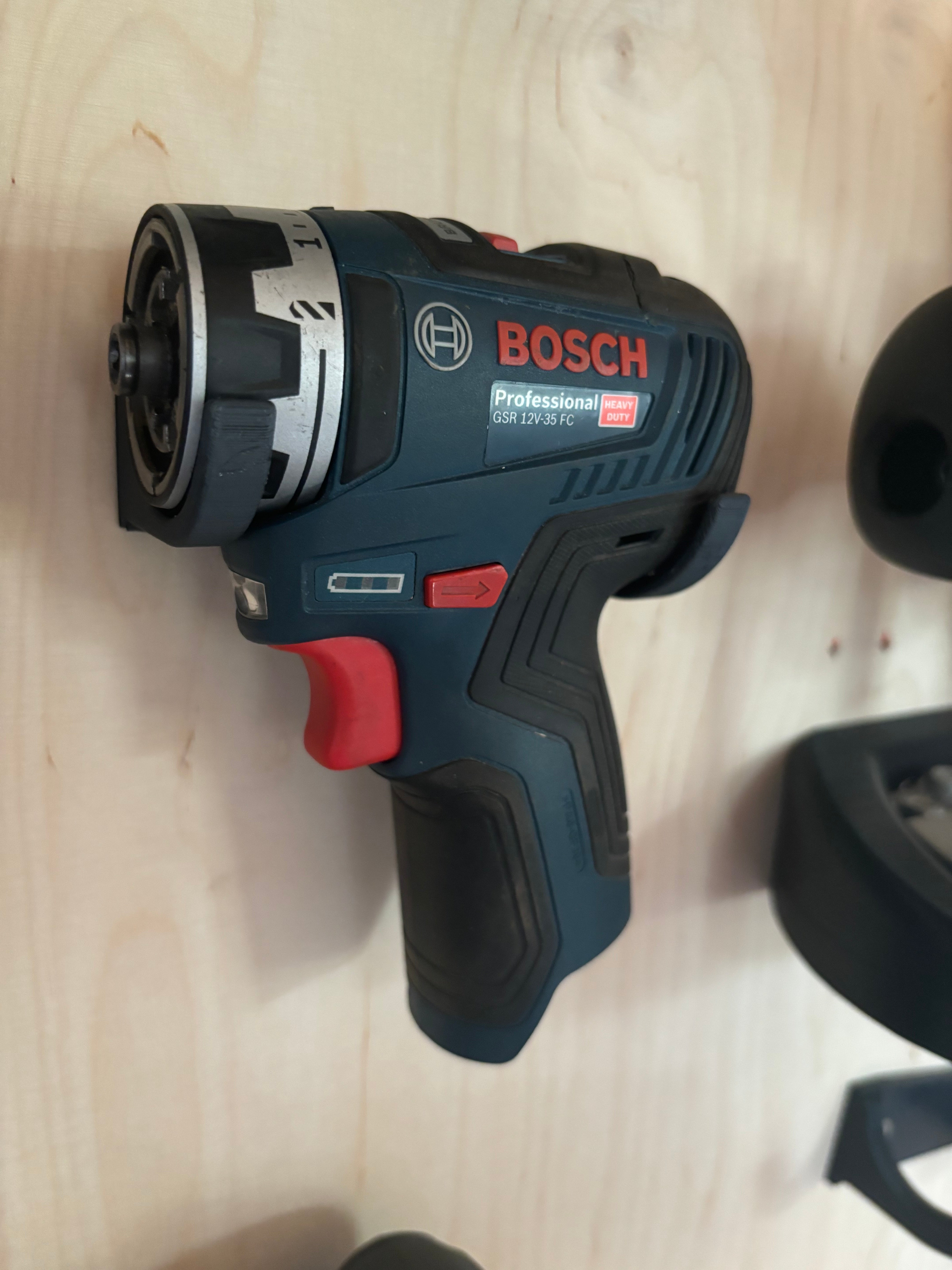 Bosch 12V väggfäste för batterier och verktyg