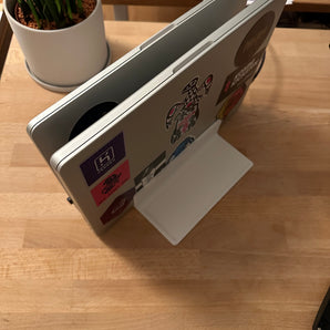 Dubbelt skrivbordsstativ för MacBook Pro (14") med fack