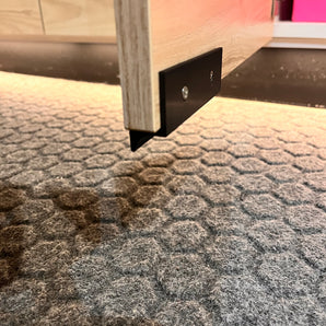 Praktiskt fothandtag för köksskåp