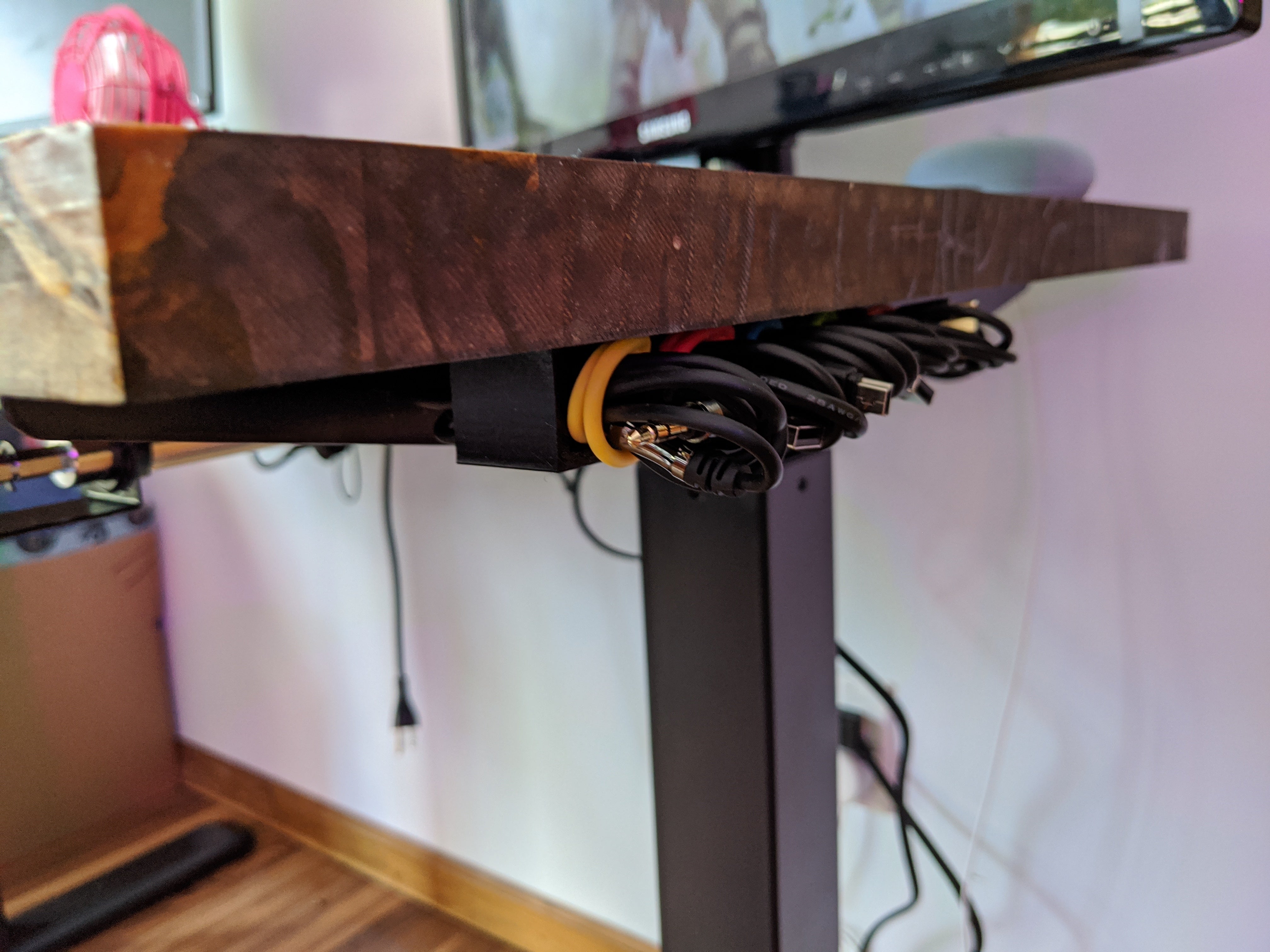 Lös USB-kabelorganisator för montering under bordet