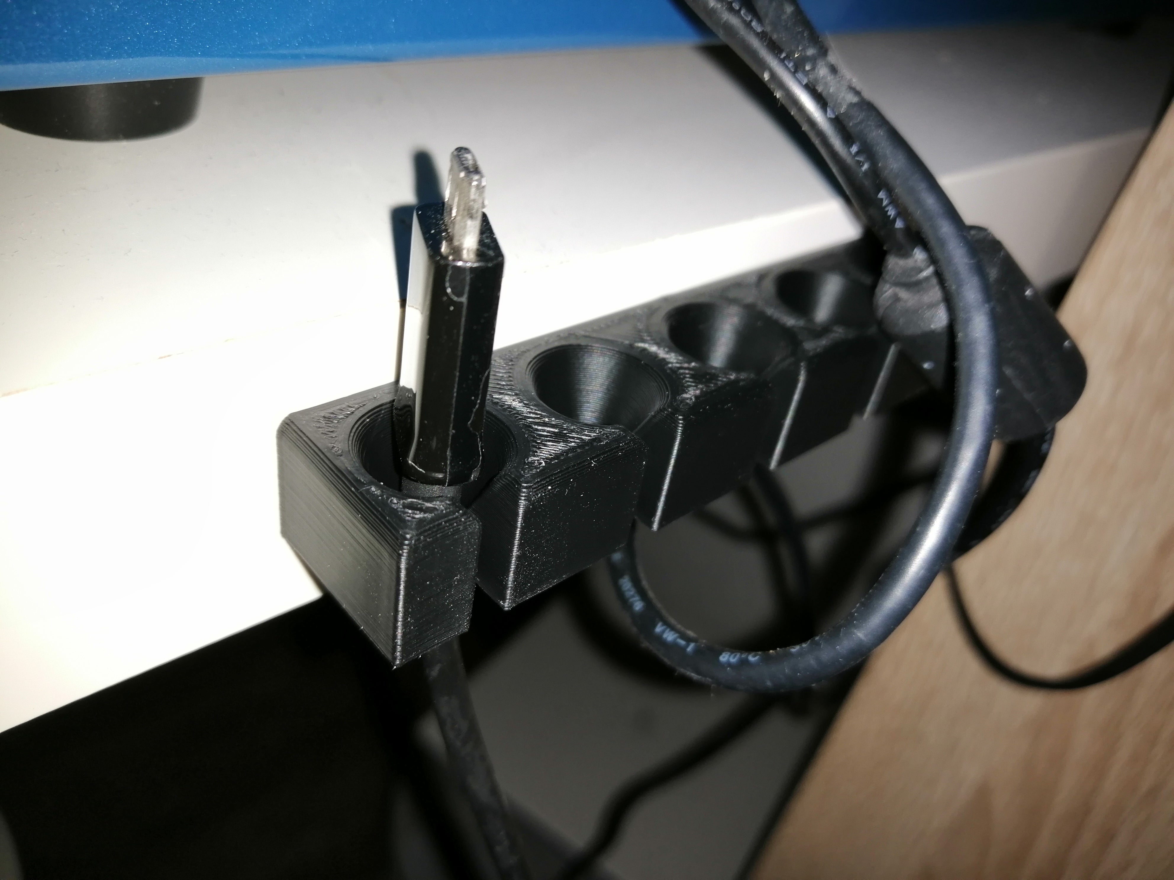 USB-kabelhållare för att organisera kablar