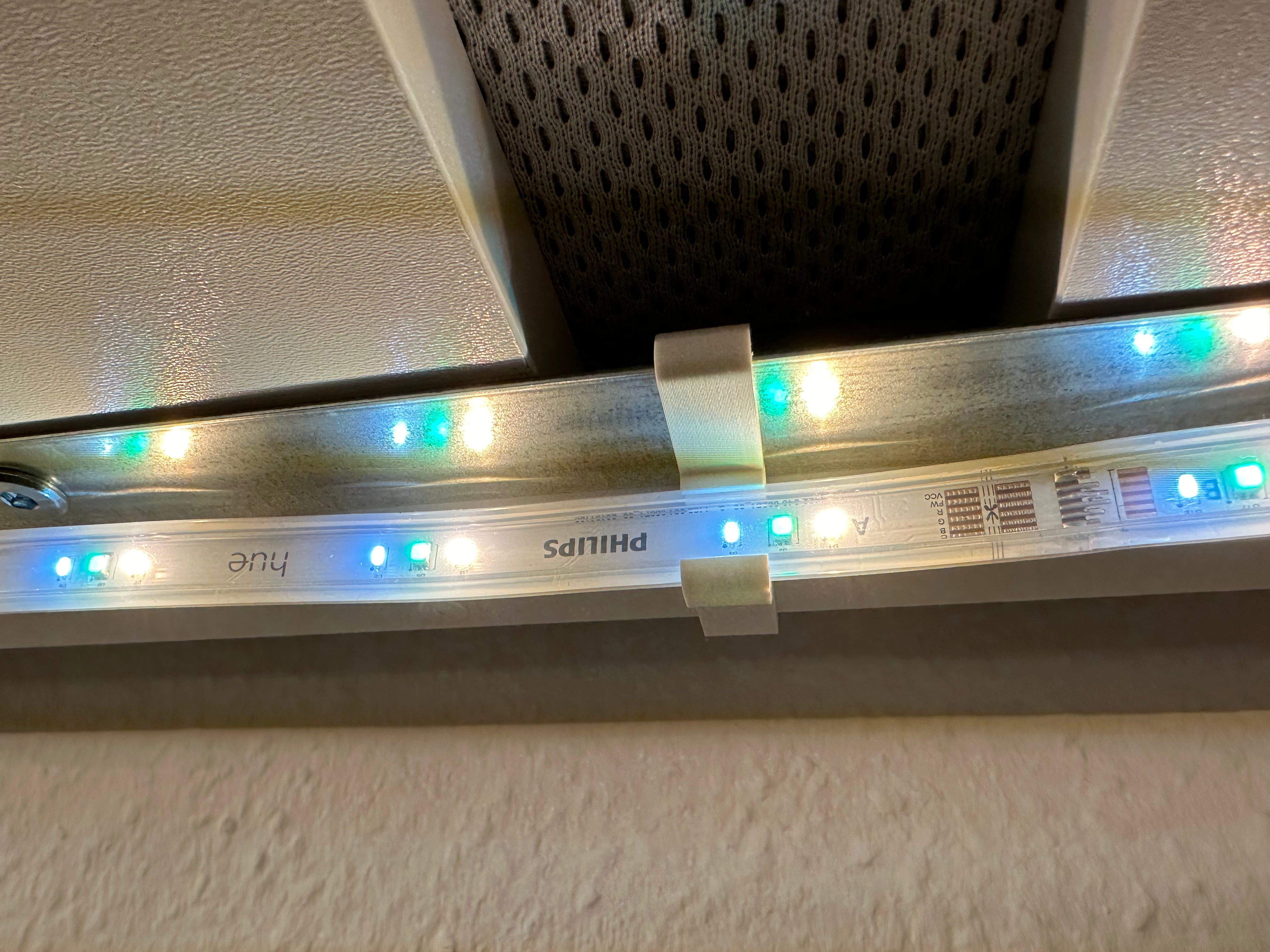 Hue ljuslistklämma till Ikea SMÅSTAD säng (ingen borrning, inget lim)