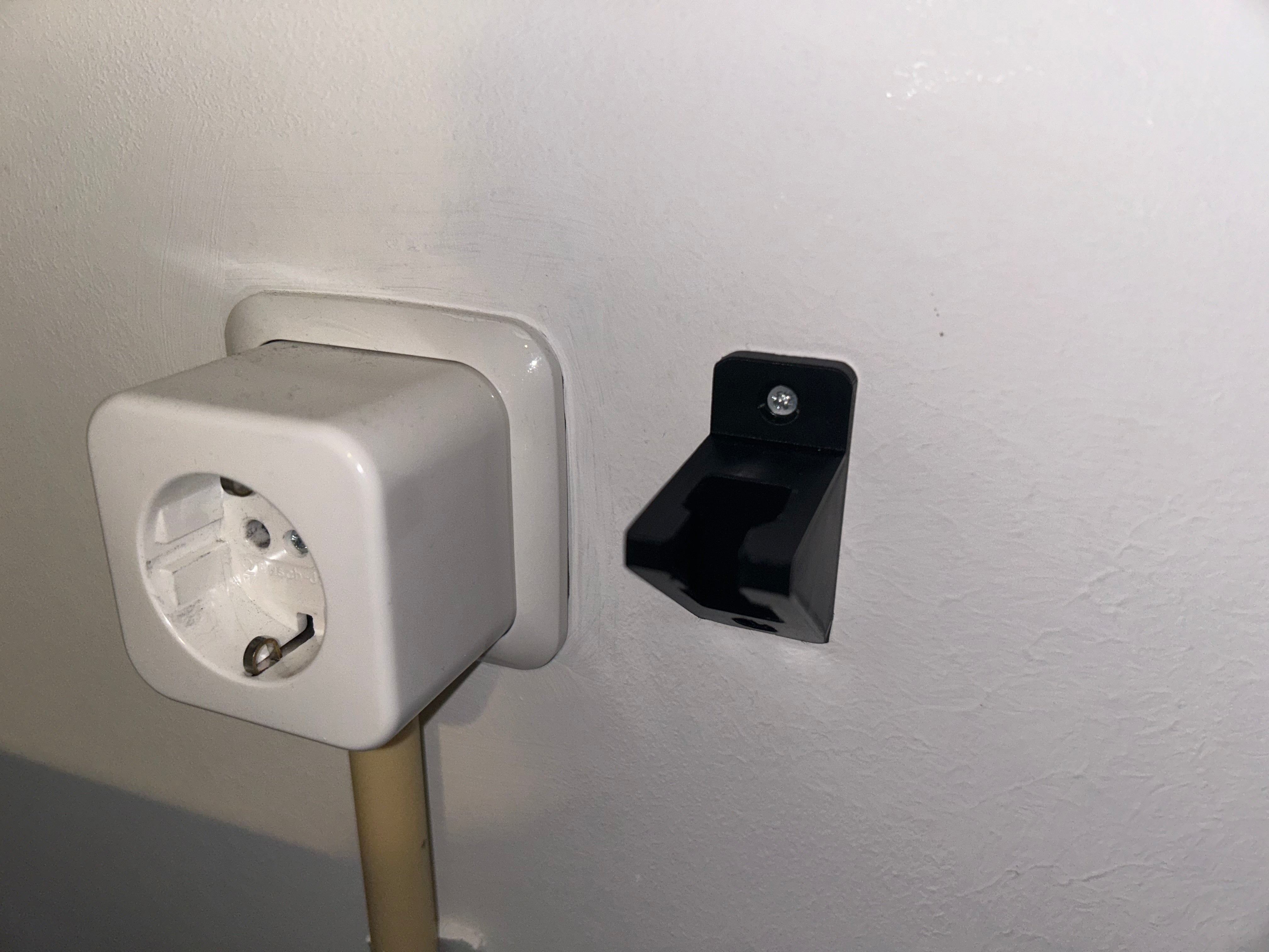 Väggmonterad nätsladdshållare