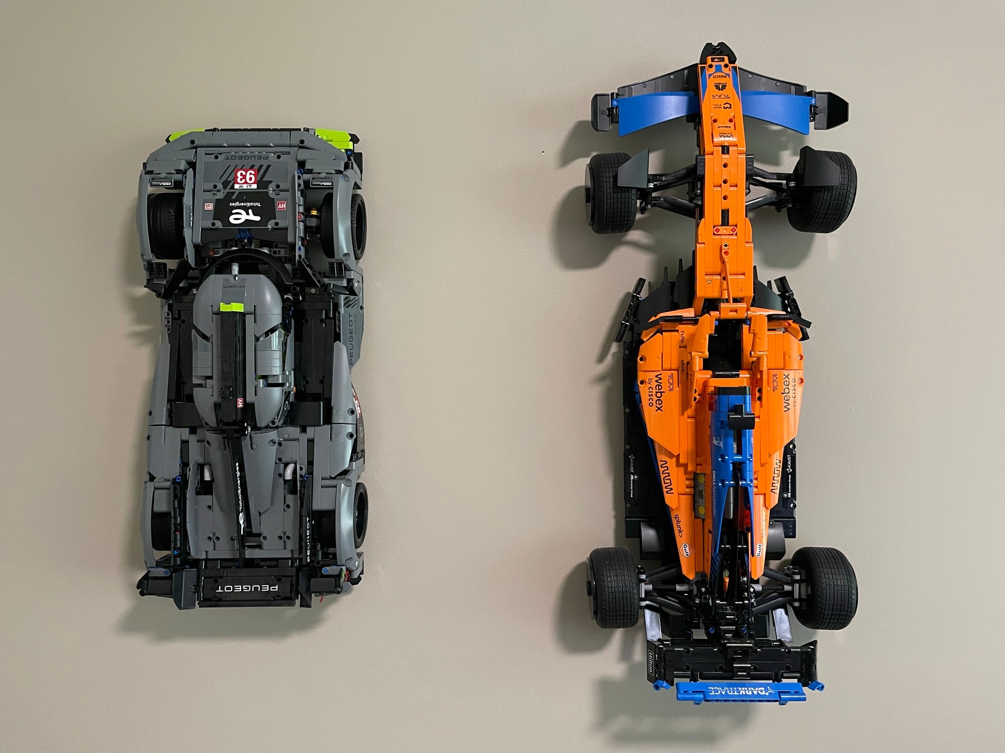 Vægbeslag til LEGO Peugeot 9X8 24H Le Mans Hybrid Hypercar 42156