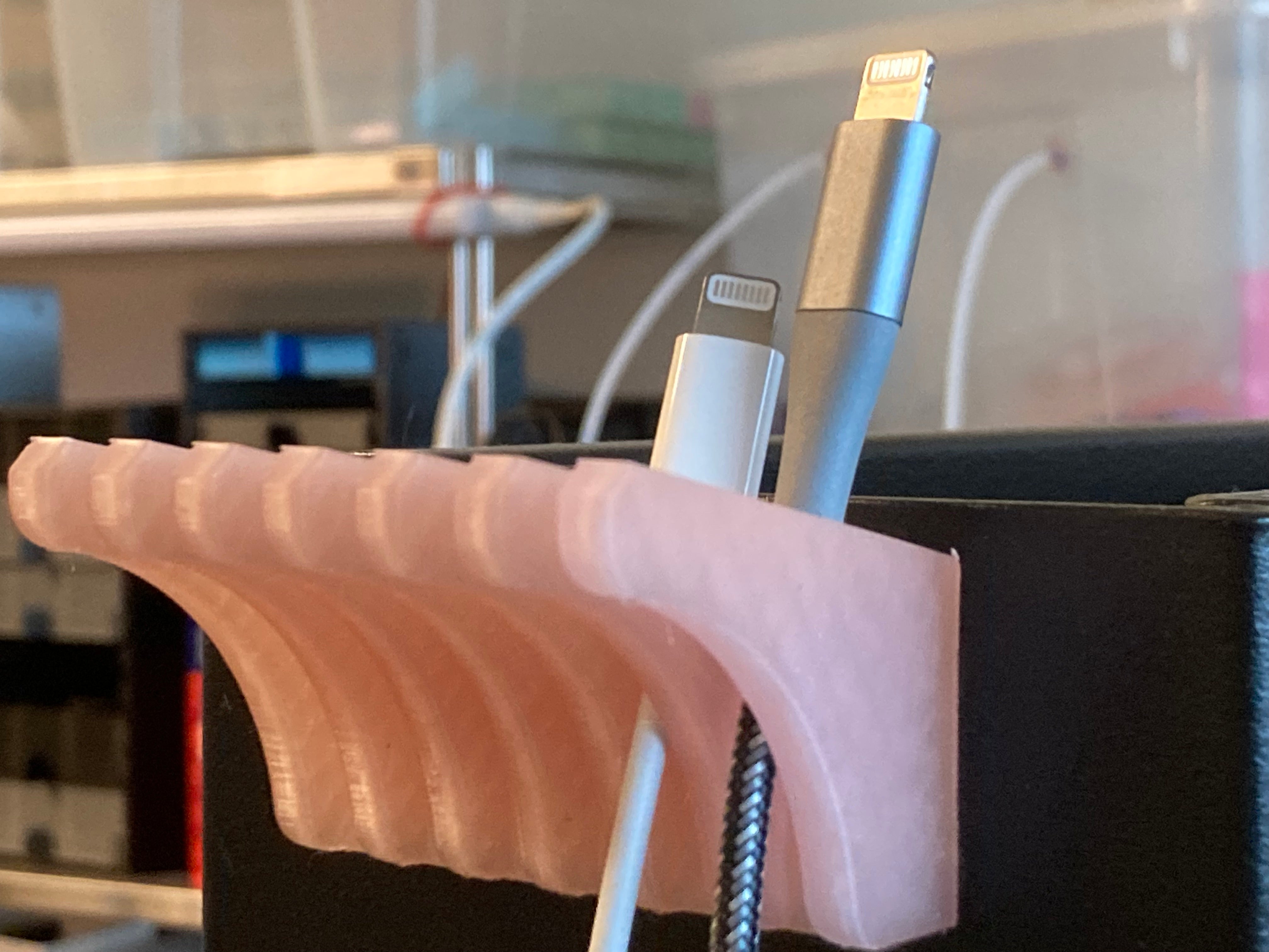 USB-kabelhållare med magnethål