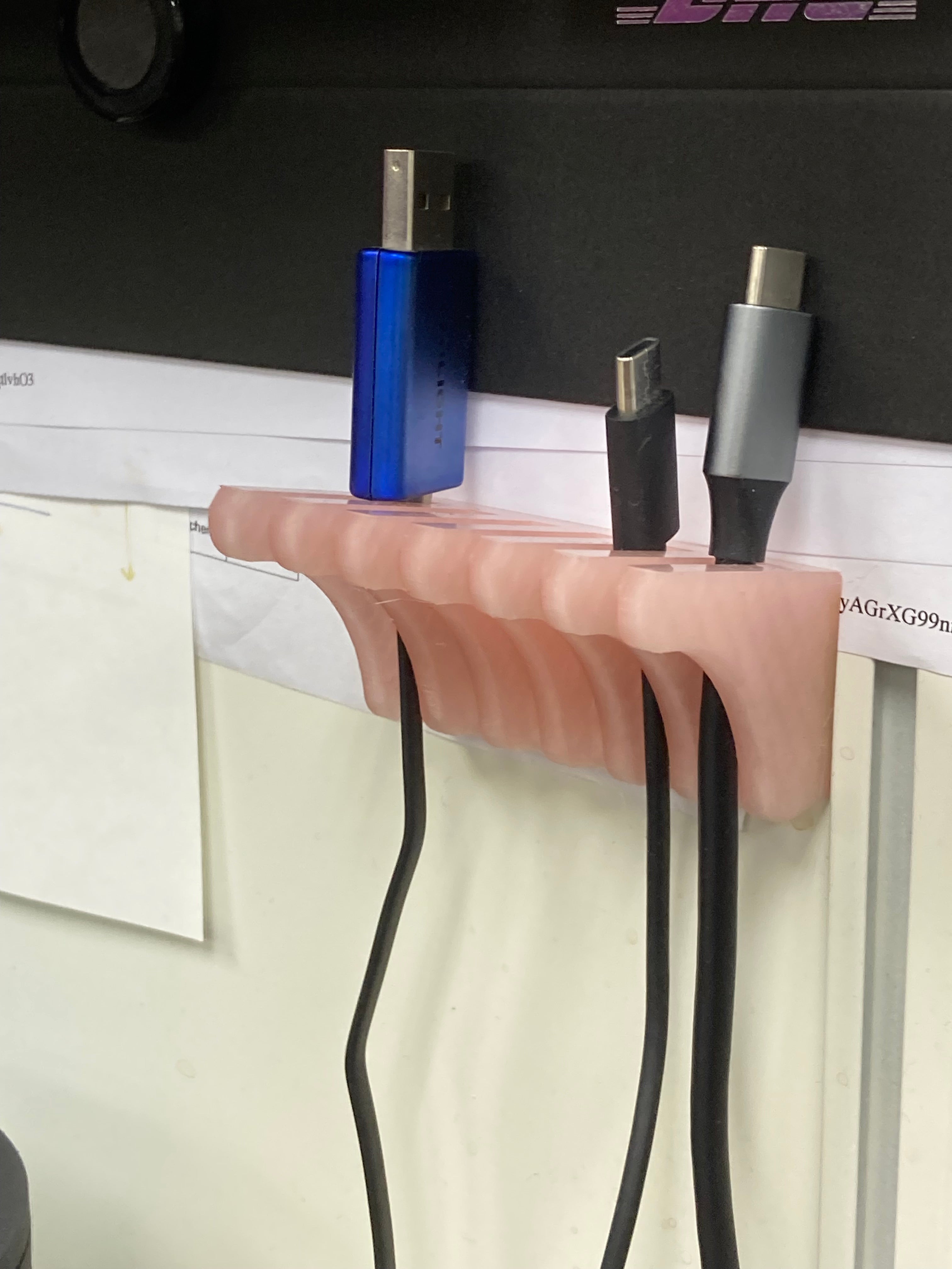 USB-kabelhållare med magnethål