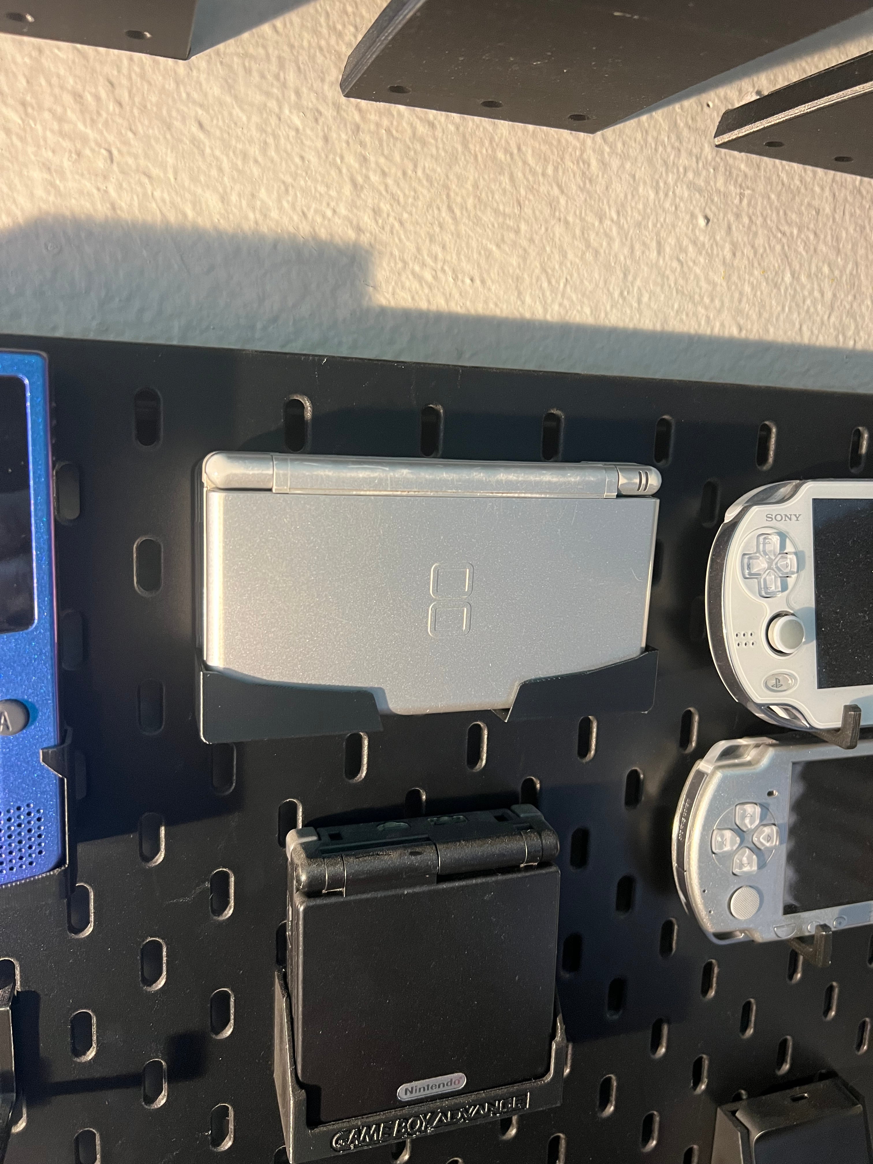 Nintendo DS Lite Skadis Mount V2 – Praktisk förvaringslösning