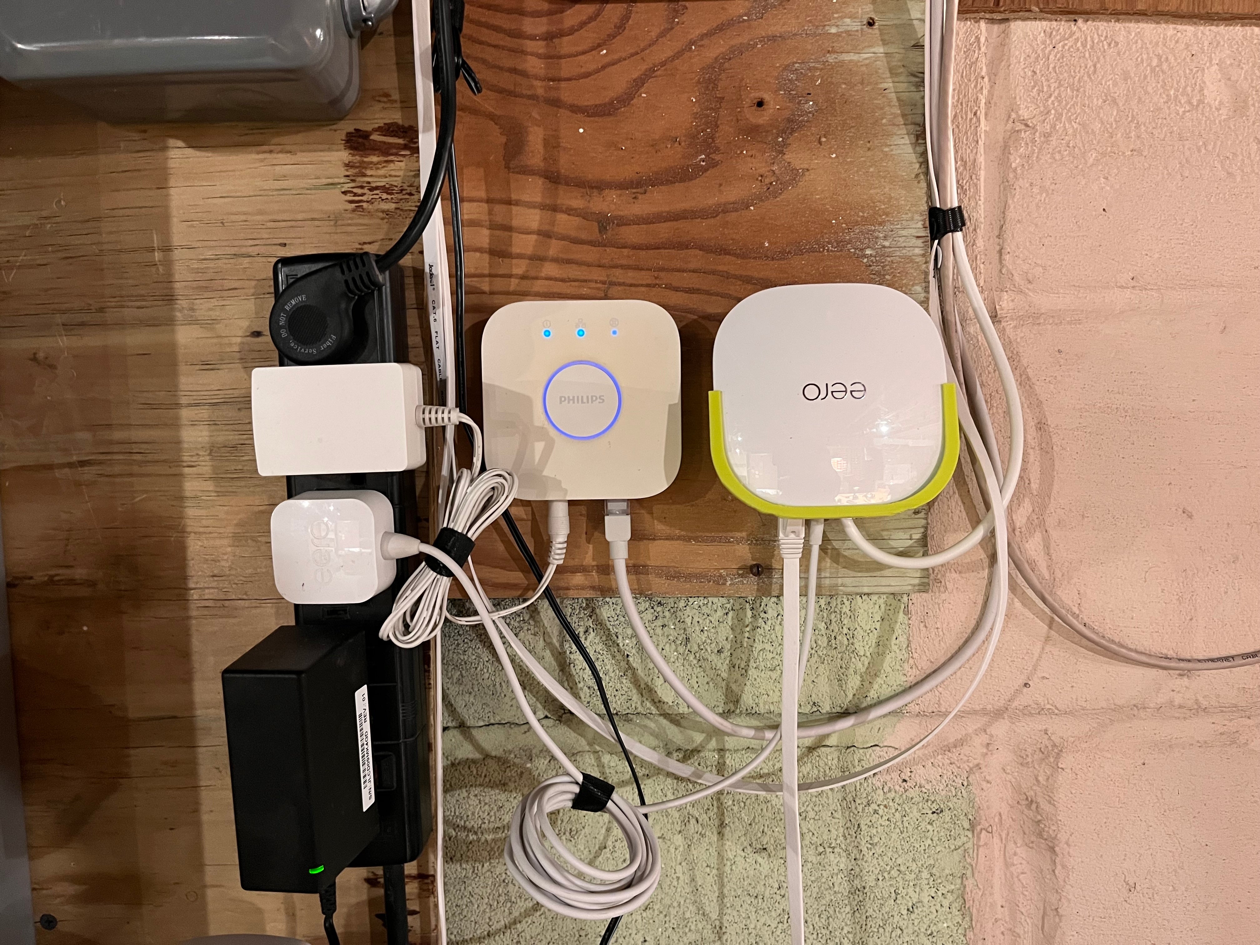 Eero 2. generations WiFi-router vægmontering