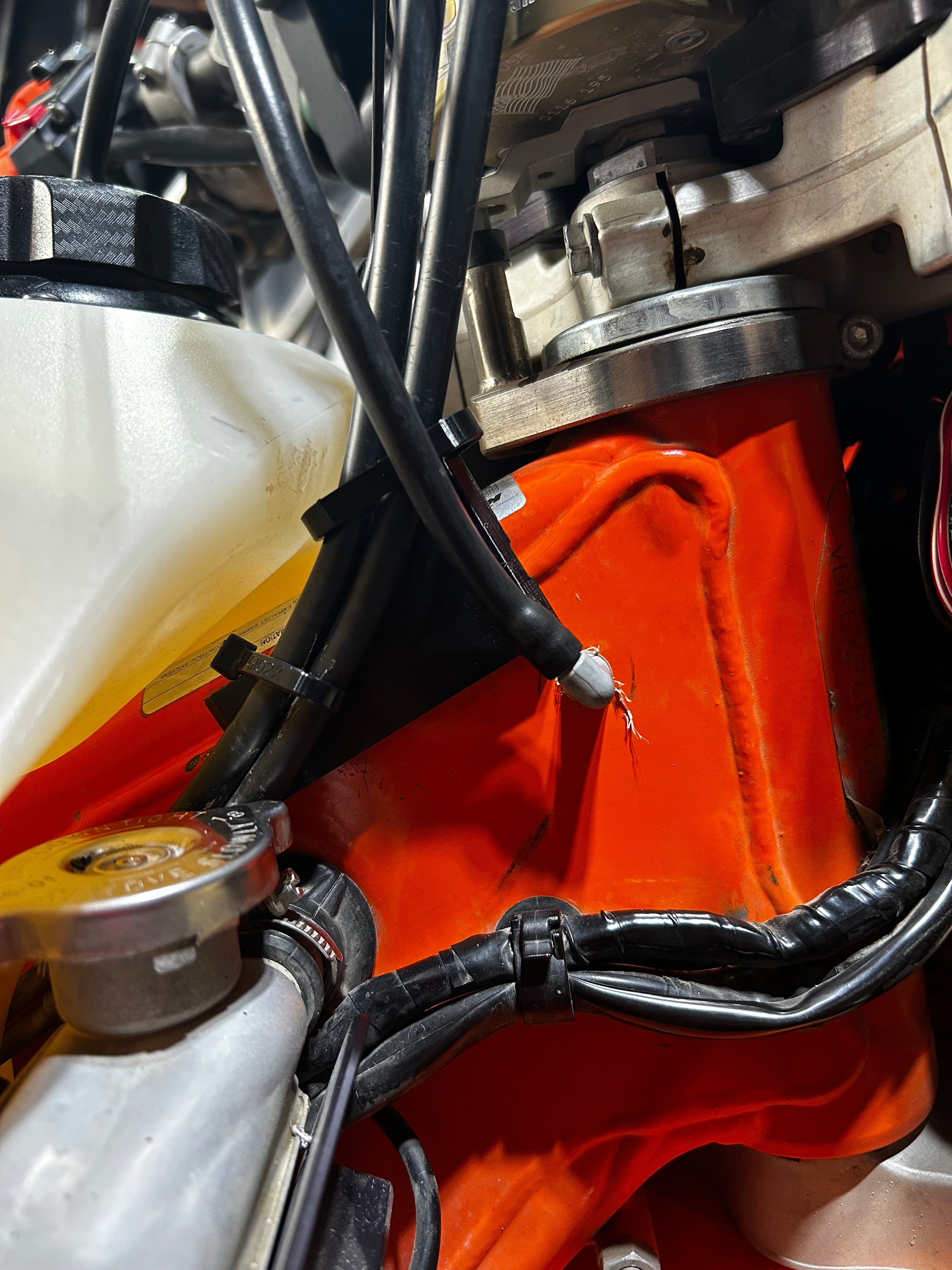 KTM 500 Gaskabelfäste - Hållbara kabelfästen för smutscyklar
