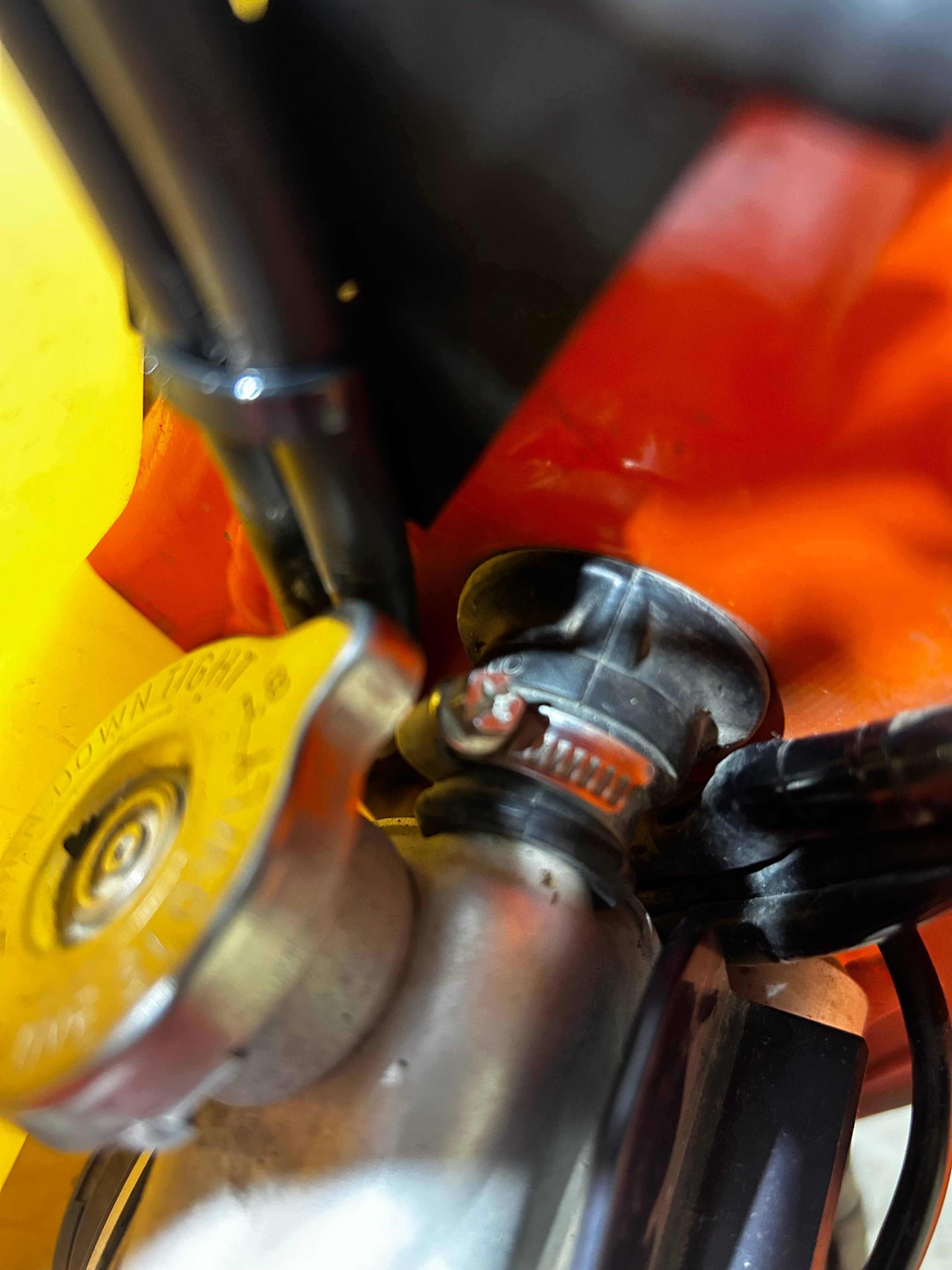 KTM 500 Gaskabelfäste - Hållbara kabelfästen för smutscyklar