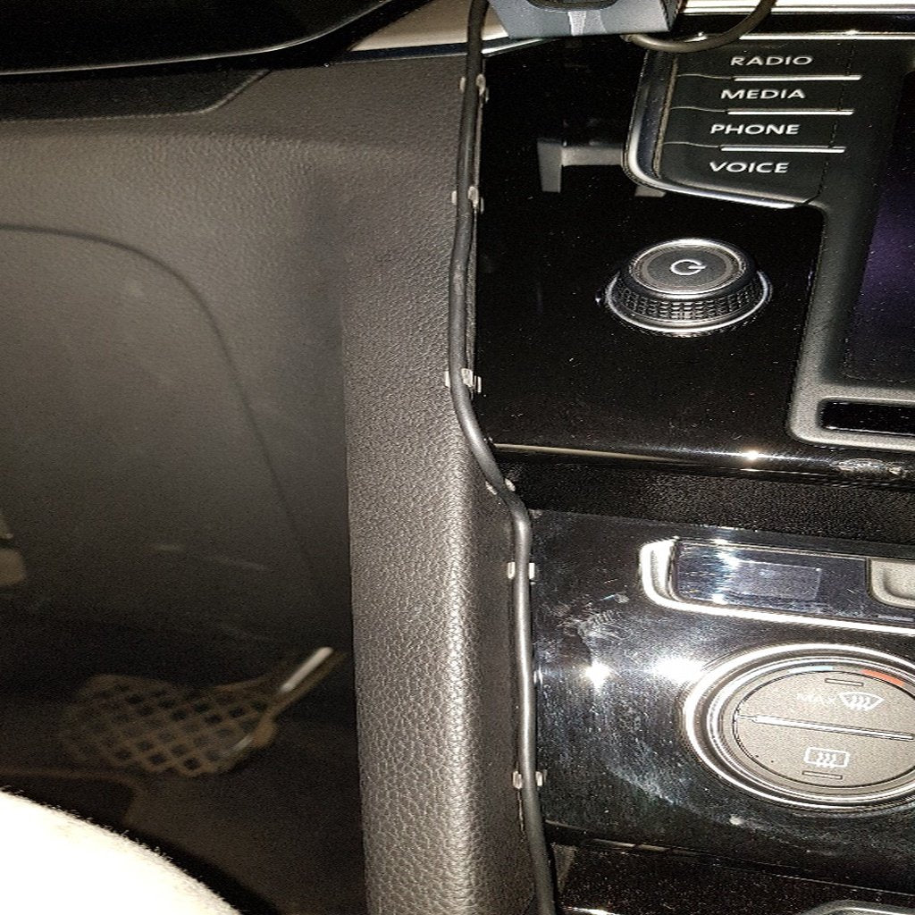 VW Passat B8 Laddkabelklämma