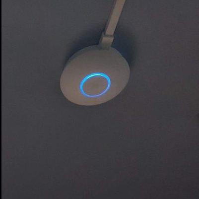 Vägg- och takmonteringsfäste för Ubiquiti Unifi ac lite med 15/17 mm PVC kabelrännansats