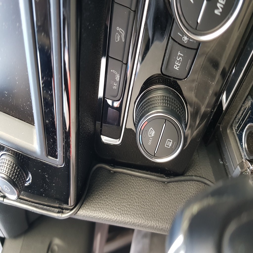 VW Passat B8 Laddkabelklämma