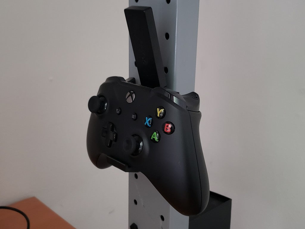 Xbox One väggfäste med skruvhål och USB-uttag för mottagare