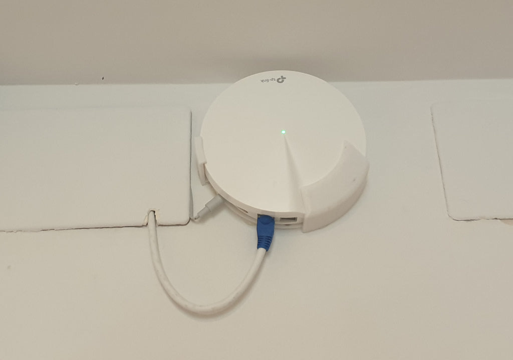 TP-Link Deco M9 Plus Vægbeslag - Pladsbesparende Halvcirkel Design