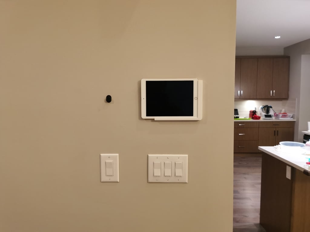 Asymmetrisk iPad väggfäste med laddningsfunktion och avtagbar hållare