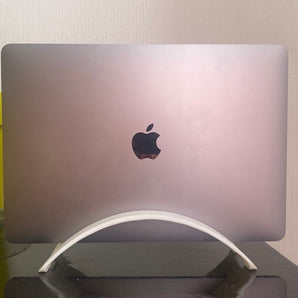 BookArc: Platsbesparande vertikalt stativ för MacBook Pro 13"