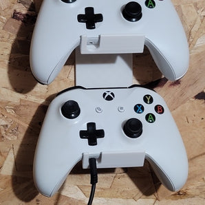 Väggfäste för Xbox One-kontroll och headset - Med plats för två kontroller