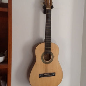 Väggfäste för gitarr

 Robust design för akustiska och elektriska modeller