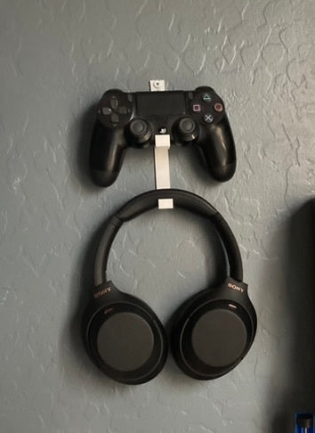 Väggmonterad upphängning för PS4-kontroller och hörlurar