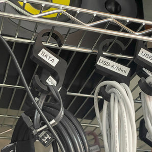 Praktisk kabelkrok med etikettfunktion