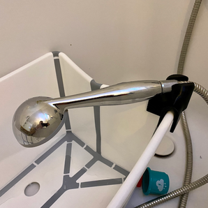 Duschmunstyckehållare för Stokke Flexi Bath babybadkar