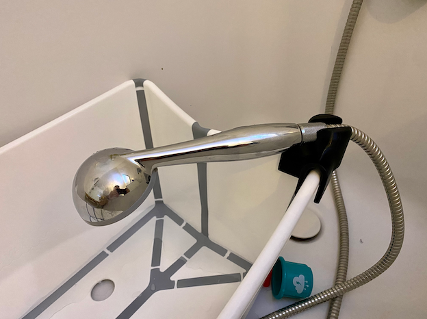 Brusehovedholder til Stokke Flexi Bath Babybadekar